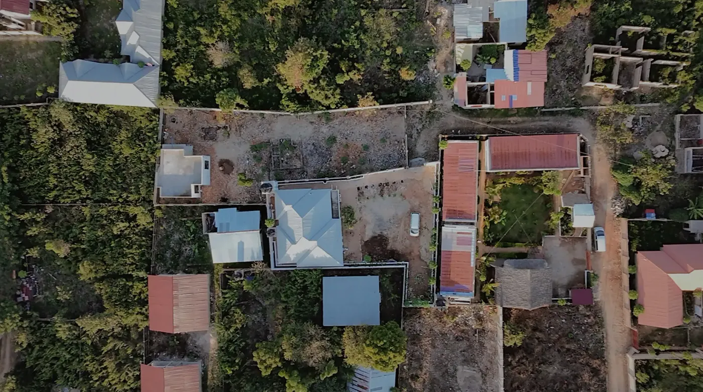 Luftaufnahme von Cocohut, dem Grundstück für Haus II daneben und dem Sandweg