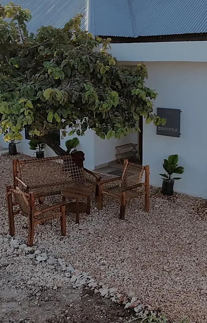 Sitzplatz im Garten unter einem Baum