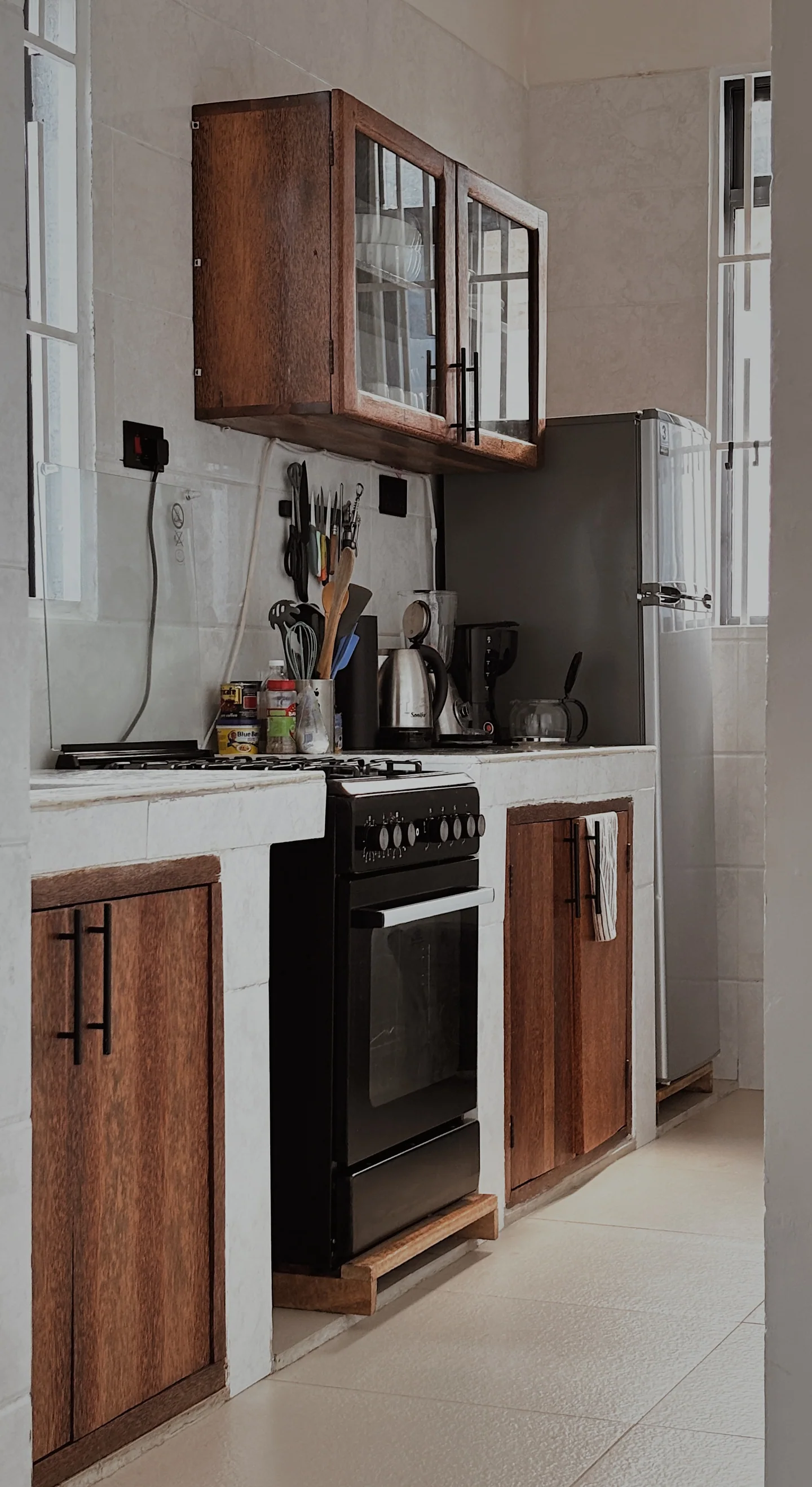 Gemeinschaftsküche mit Gasofen, Kühlschrank und Holzschränken