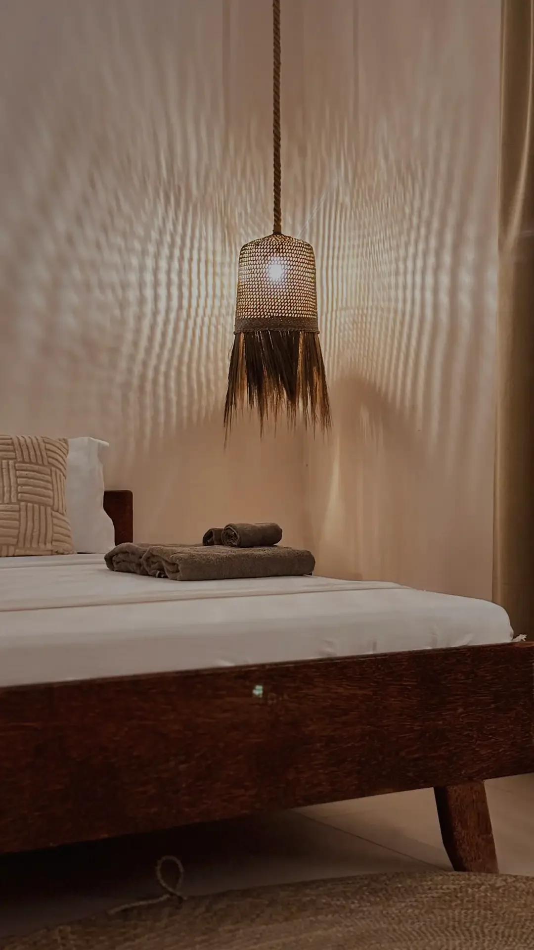 Gemachtes Bett mit gefalteten Handtüchern