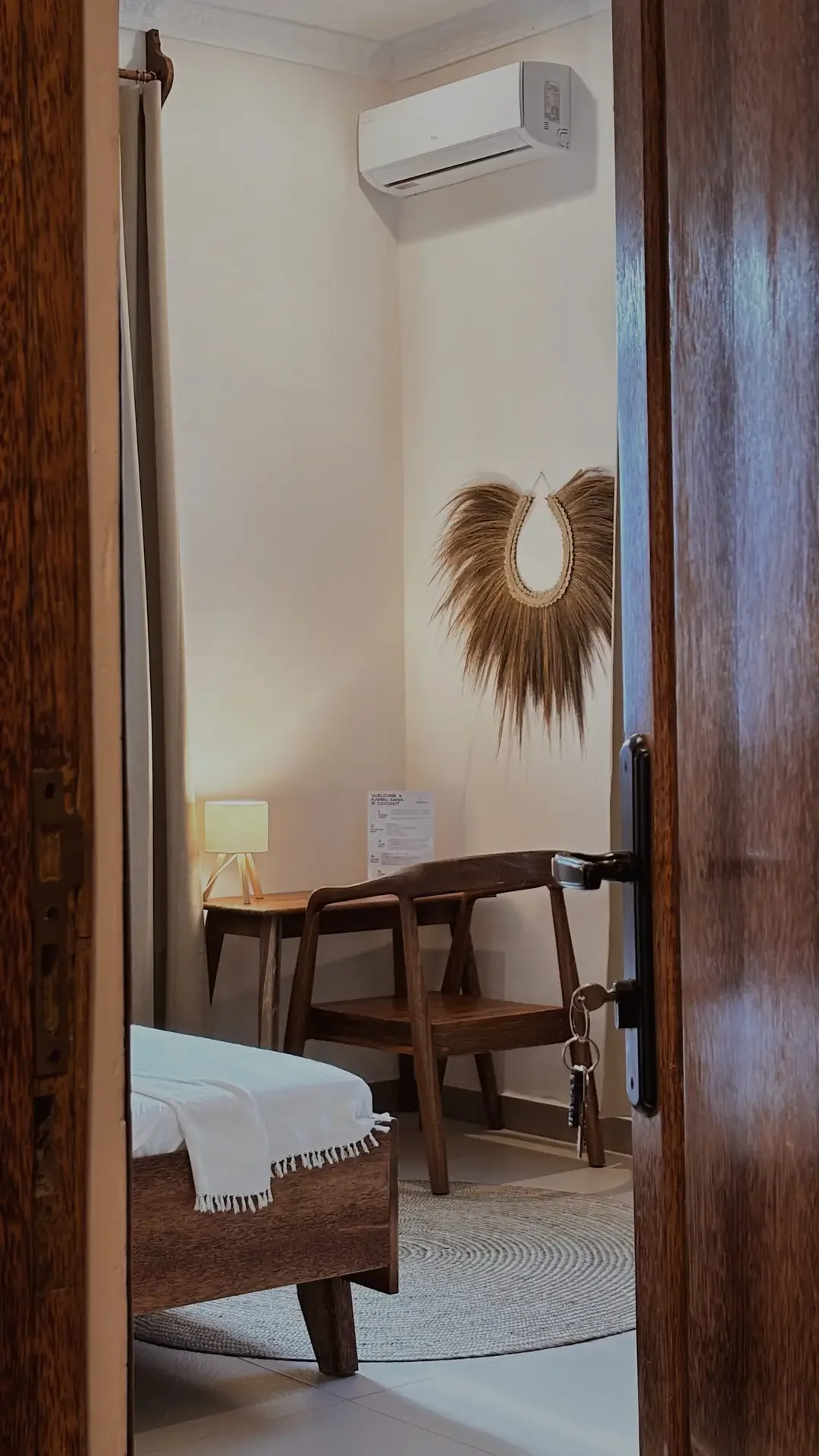 Blick durch die offene Tür auf Schreibtisch und Stuhl in einem Gästezimmer