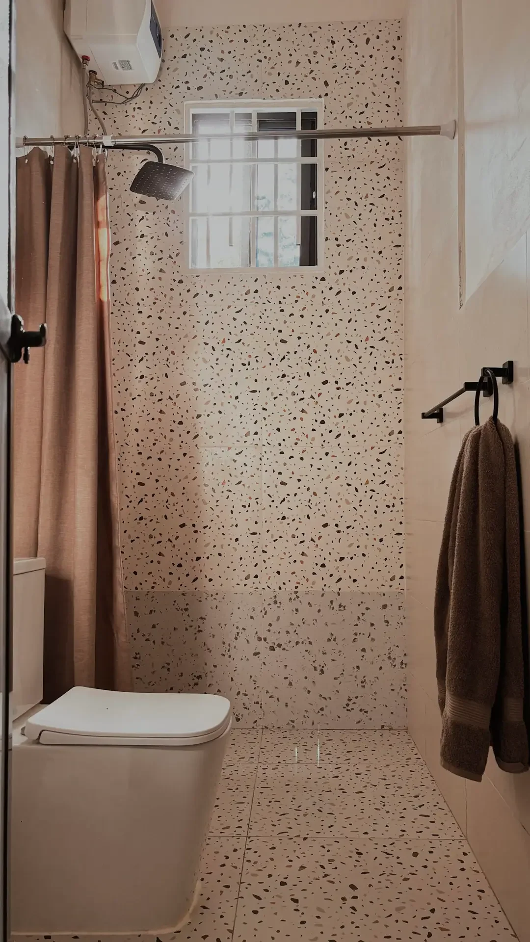 Begehbare Regendusche mit Terrazzowänden