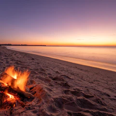 Feuer am Strand in der Abenddämmerung