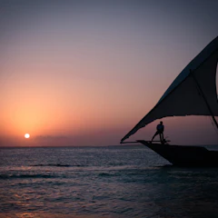 Traditionelle Dhau beim Segeln im Sonnenuntergang